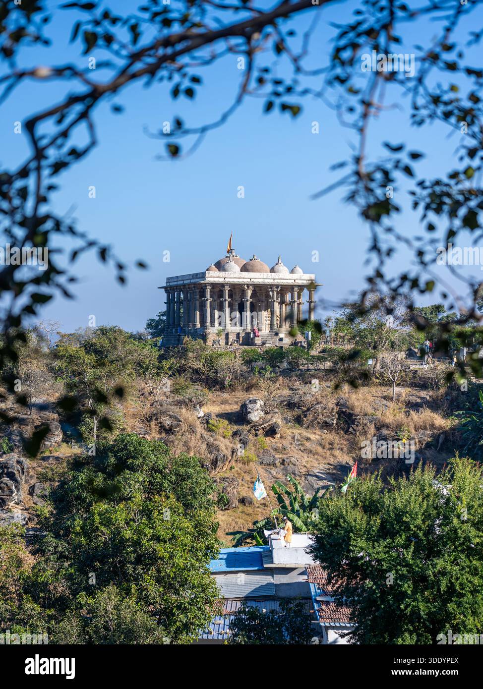 Vista di uno dei templi del forte di Kumbhalgarh. Preso in una giornata di sole senza persone riconoscibili. Foto Stock
