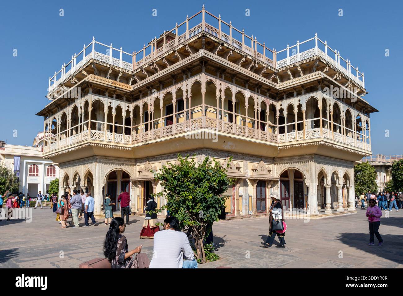 Jaipur, India - 28 dicembre 2025: La facciata del Mubarak Mahal nel Palazzo della città con alcuni visitatori in primo piano Foto Stock