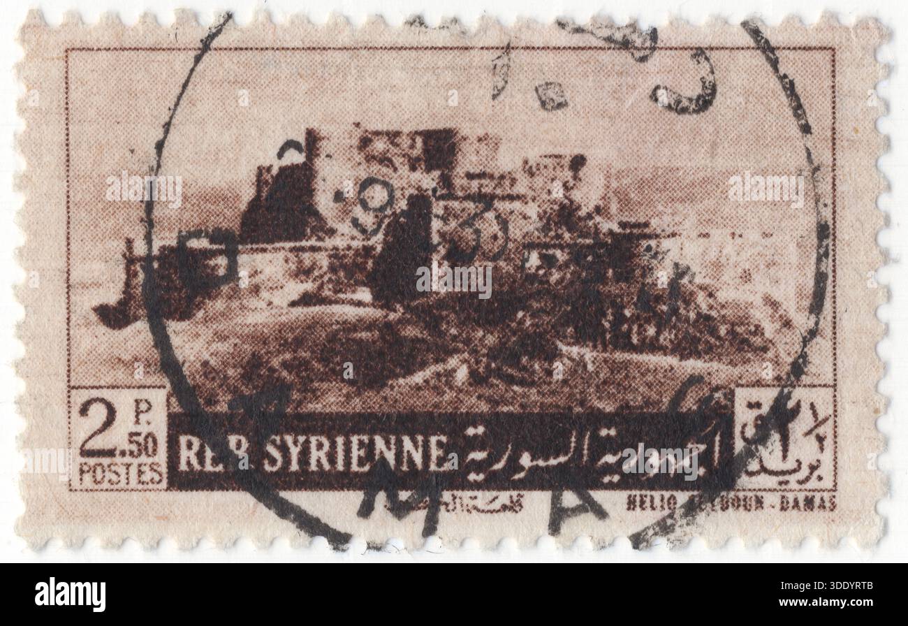 SIRIA - 1953 ottobre½: 2 piastre francobollo marrone scuro raffigurante il forte dei Crociati o il Krak des Chevaliers (Qall'at al-Hosn). Questa leggendaria fortezza, situata su uno sperone naturale alto 650 metri nell'Homs Gap, è l'esempio meglio conservato dell'architettura militare crociata al mondo. Originariamente un piccolo forte curdo costruito nel 1031, fu catturato durante la prima crociata e infine concesso ai Cavalieri Ospitalieri nel 1142. Nel corso del secolo successivo, gli Ospitalieri lo trasformarono in un castello concentrico inespugnabile con enormi mura esterne, un fossato scavato nella roccia e sette alte torri Foto Stock