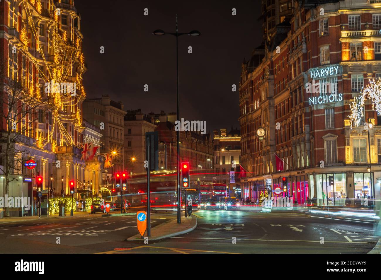 Knightsbridge, luci di Natale, Londra, Inghilterra, Regno Unito. Natale, Inverno, Scene notturne. Foto Stock