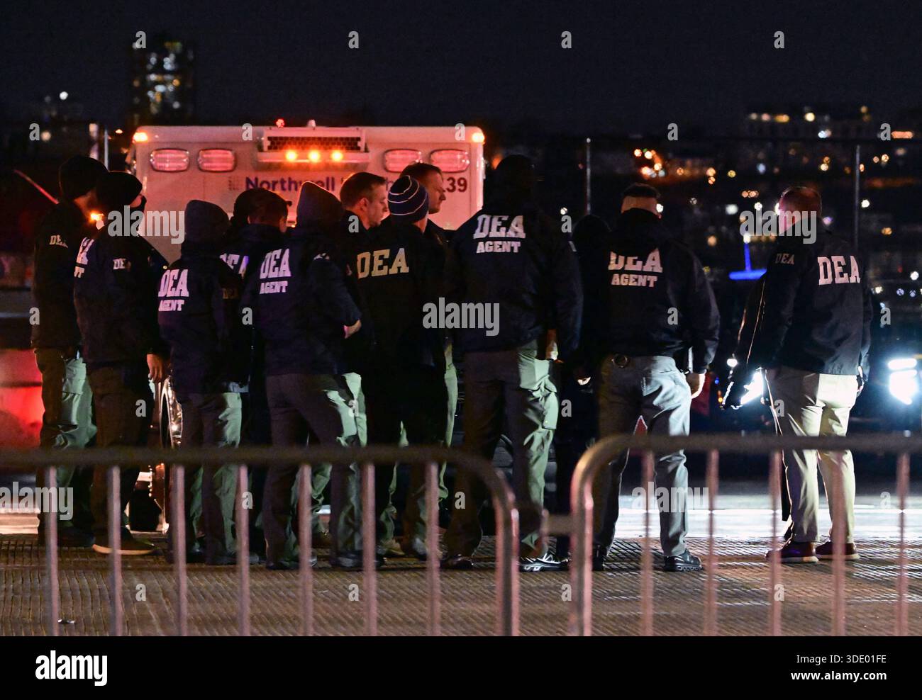 Manhattan, Stati Uniti. 3 gennaio 2026. Attività di polizia presso la West 30th Street HeliportManhattan, New York, USA, prima dell'arrivo dell'ex presidente Nicolas Maduro del Venezuela sabato 3 gennaio 2026. Maduro e sua moglie saranno chiamati in giudizio a New York come parte di un'accusa di Narco-terrorismo portata dal governo degli Stati Uniti. Foto di Kyle Mazza/CNP/ABACAPRESS.COM credito: Abaca Press/Alamy Live News Foto Stock