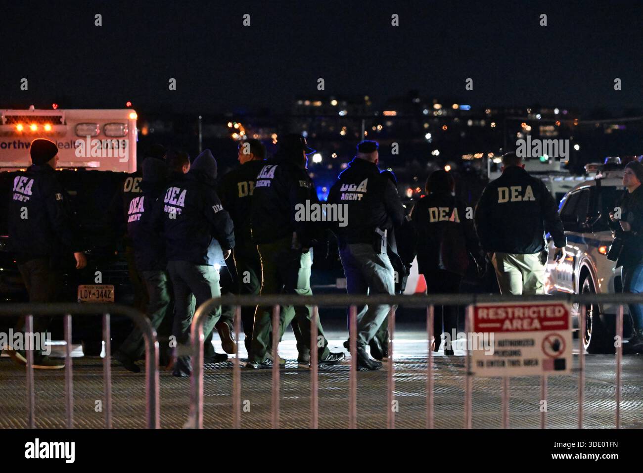 Manhattan, Stati Uniti. 3 gennaio 2026. Attività di polizia presso la West 30th Street HeliportManhattan, New York, USA, prima dell'arrivo dell'ex presidente Nicolas Maduro del Venezuela sabato 3 gennaio 2026. Maduro e sua moglie saranno chiamati in giudizio a New York come parte di un'accusa di Narco-terrorismo portata dal governo degli Stati Uniti. Foto di Kyle Mazza/CNP/ABACAPRESS.COM credito: Abaca Press/Alamy Live News Foto Stock