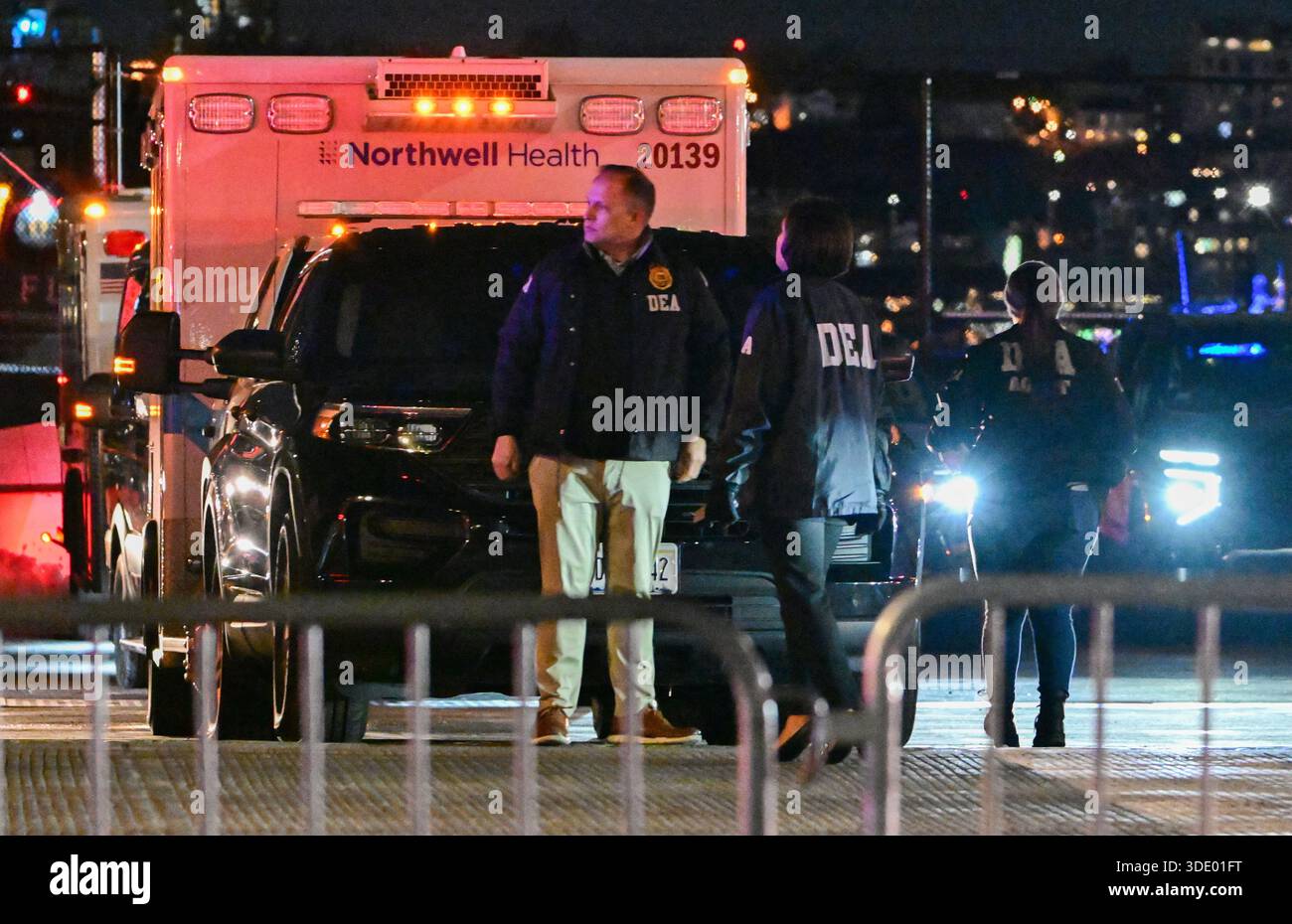 Manhattan, Stati Uniti. 3 gennaio 2026. Attività di polizia presso la West 30th Street HeliportManhattan, New York, USA, prima dell'arrivo dell'ex presidente Nicolas Maduro del Venezuela sabato 3 gennaio 2026. Maduro e sua moglie saranno chiamati in giudizio a New York come parte di un'accusa di Narco-terrorismo portata dal governo degli Stati Uniti. Foto di Kyle Mazza/CNP/ABACAPRESS.COM credito: Abaca Press/Alamy Live News Foto Stock