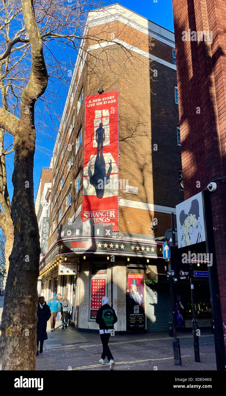 Stranger Things The First Shadow è in scena al Pheonix Theatre nel West End di Londra e gli alberi gettano un'ombra inquietante contro il poster pubblicitario Foto Stock
