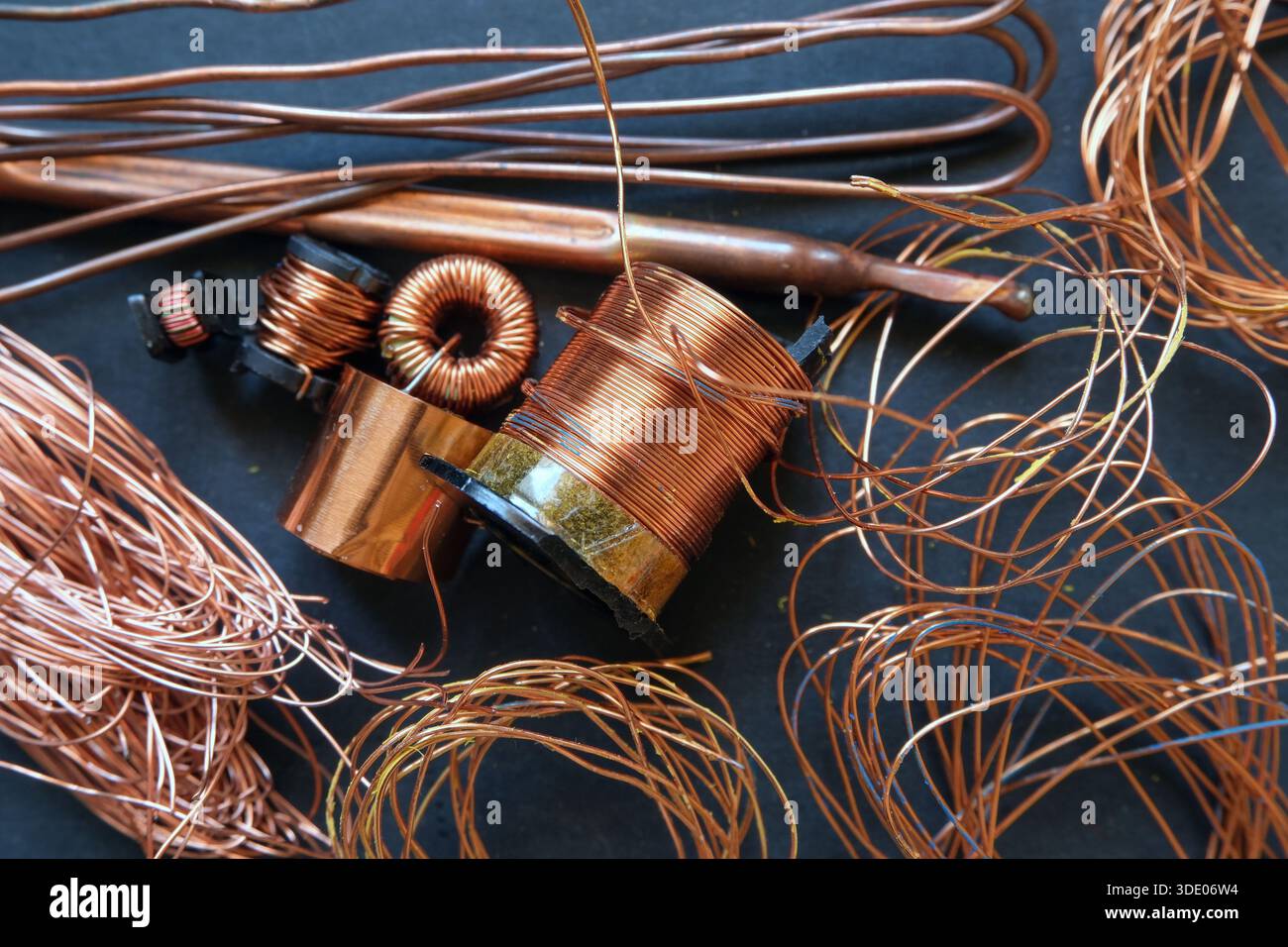 Vari materiali in rame utilizzati per scopi industriali. Concentrata sullo spool. Foto Stock