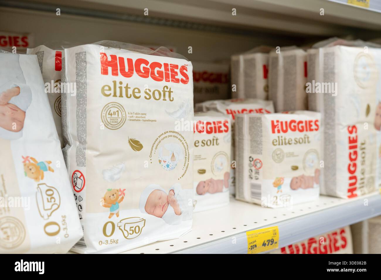 Vladikavkaz, Russia - 4 gennaio 2026 : pacchetti di salviette per bambini Huggies esposti sugli scaffali di un supermercato . Primo piano Foto Stock