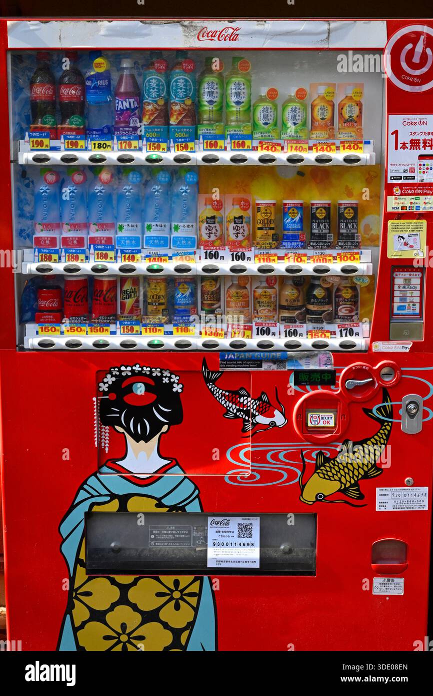 Distributore automatico di bevande tradizionale all'angolo di una strada a Kyoto, Giappone. Foto Stock