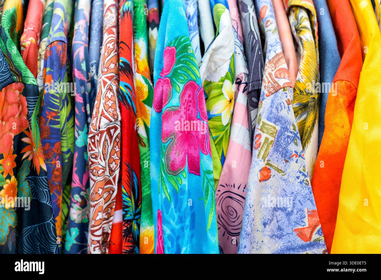 Abiti vintage di seconda mano in colori vivaci in vendita in un negozio di articoli da regalo, Regno Unito Foto Stock