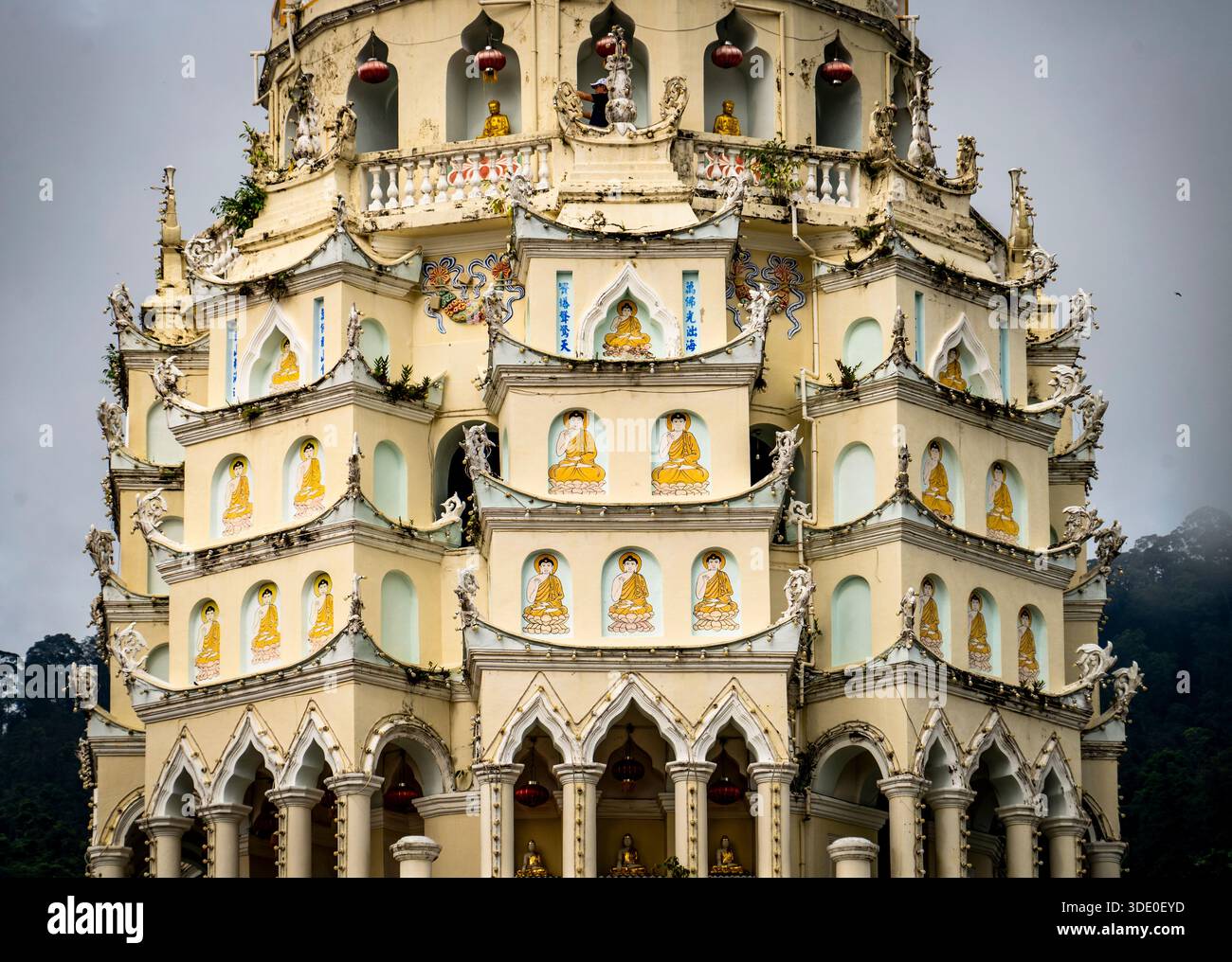 Primo piano dell'intricata architettura del tempio Kek Lok si con statue di Buddha. Foto Stock
