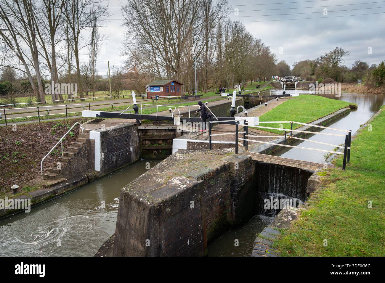 Warwickshire, Regno Unito, dicembre 27 2025: Hatton Locks on the Grand Union Canal. La famosa "scalinata per il paradiso" di 21 chiuse. Foto Stock