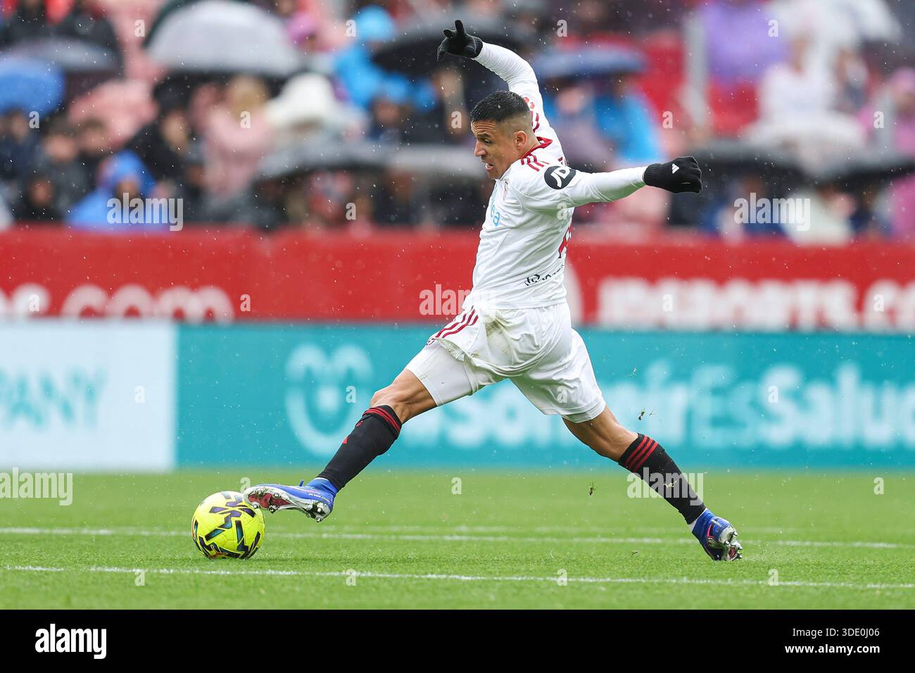 Siviglia, Spagna. 4 gennaio 2026. Alexis Sanchez del Sevilla FC durante la Liga EA Sports match tra Sevilla FC e Levante UD giocato al Ramon Sanchez Pizjuan Stadium il 3 gennaio 2026 a Siviglia, Spagna. (Foto di Antonio Pozo/PRESSIN) credito: PRESSINPHOTO SPORTS AGENCY/Alamy Live News Foto Stock