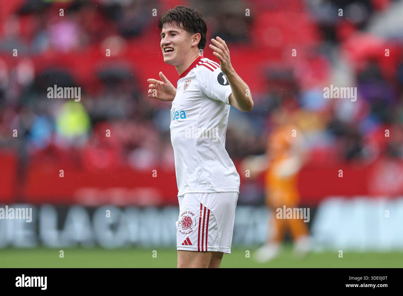 Siviglia, Spagna. 4 gennaio 2026. Joaquin Martinez Oso del Sevilla FC durante la Liga EA Sports match tra Sevilla FC e Levante UD giocato al Ramon Sanchez Pizjuan Stadium il 3 gennaio 2026 a Siviglia, Spagna. (Foto di Antonio Pozo/PRESSIN) credito: PRESSINPHOTO SPORTS AGENCY/Alamy Live News Foto Stock