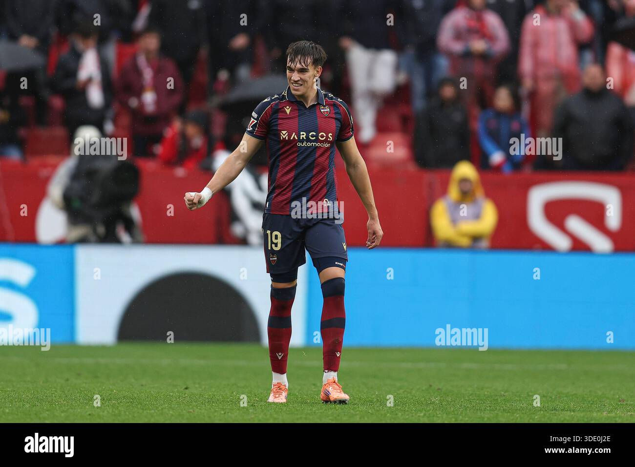 Siviglia, Spagna. 4 gennaio 2026. Carlos Espi del Levante UD festeggia dopo aver segnato un gol durante la partita della Liga EA Sports tra Siviglia FC e Levante UD giocata al Ramon Sanchez Pizjuan Stadium il 3 gennaio 2026 a Siviglia, Spagna. (Foto di Antonio Pozo/PRESSIN) credito: PRESSINPHOTO SPORTS AGENCY/Alamy Live News Foto Stock