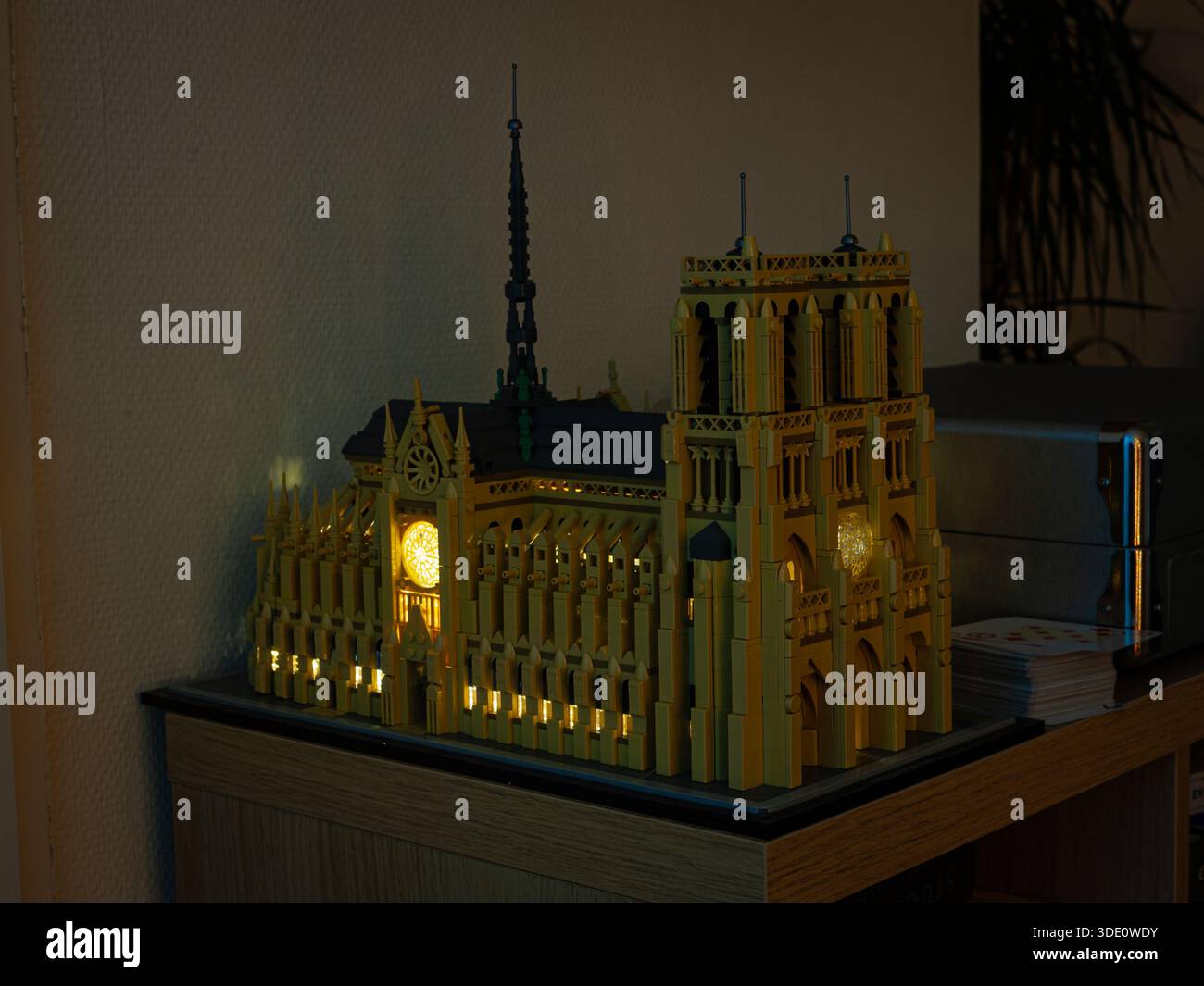 Replica di Notre Dame a Parigi, Francia, realizzata in mattoni di plastica dura Lego Foto Stock