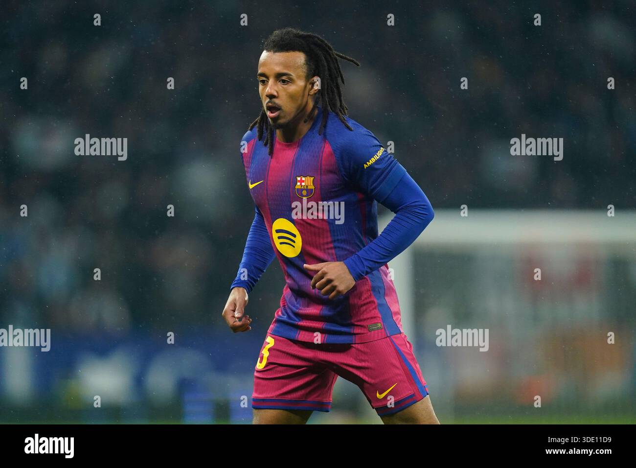 Barcellona, Spagna. 4 gennaio 2026. Jules Kounde del FC Barcelona durante la Liga EA Sports match tra RCD Espanyol e FC Barcelona giocato allo stadio RCDE il 3 gennaio 2026 a Barcellona, in Spagna. (Foto di Sergio Ruiz/PRESSIN) credito: PRESSINPHOTO SPORTS AGENCY/Alamy Live News Foto Stock