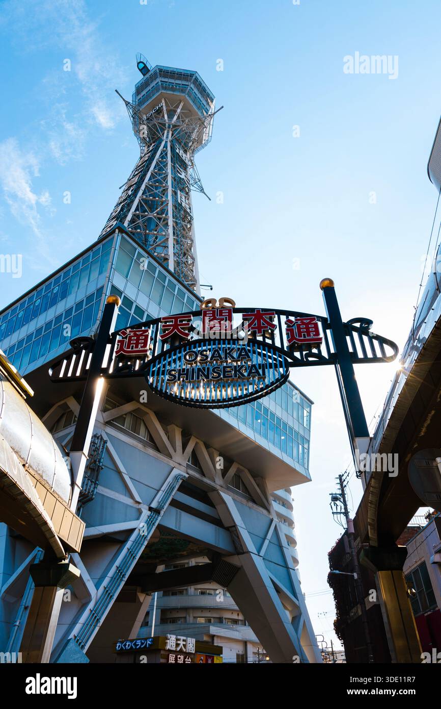 Torre Tsutenkaku nel distretto di Shinsekai, Osaka, Giappone Foto Stock