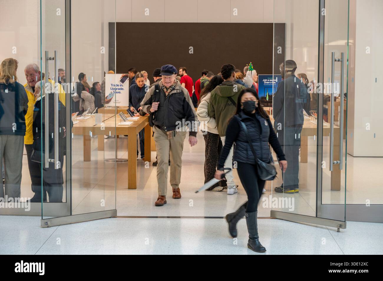 Clienti in un negozio Apple di informatica molto frequentato nel centro commerciale West Quay, Southampton, Hampshire, Regno Unito Foto Stock