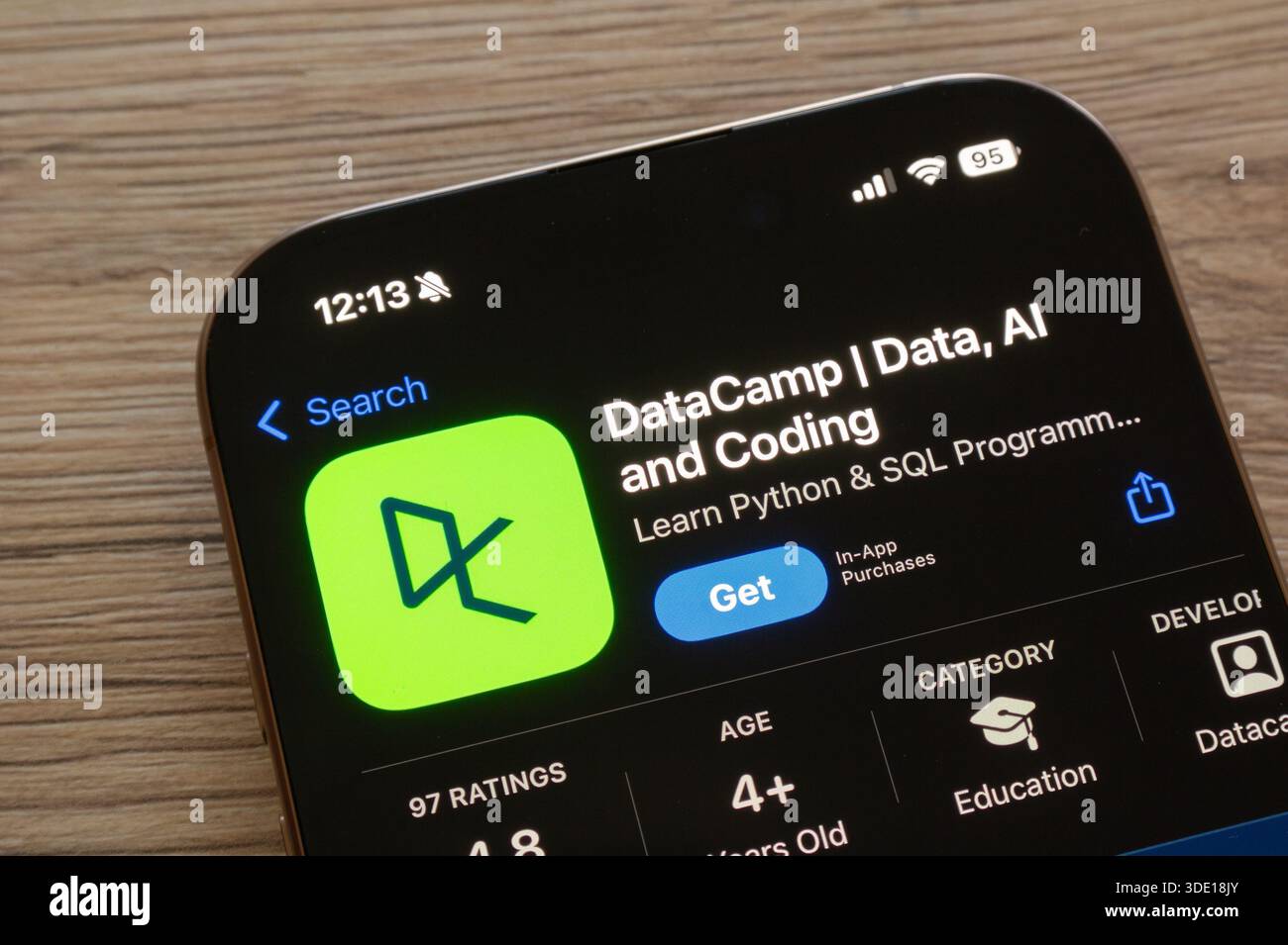 Ostrava, Cechia - 19 gennaio 2025: App store con applicazione mobile DataCamp per la programmazione e l'apprendimento dell'intelligenza artificiale Foto Stock