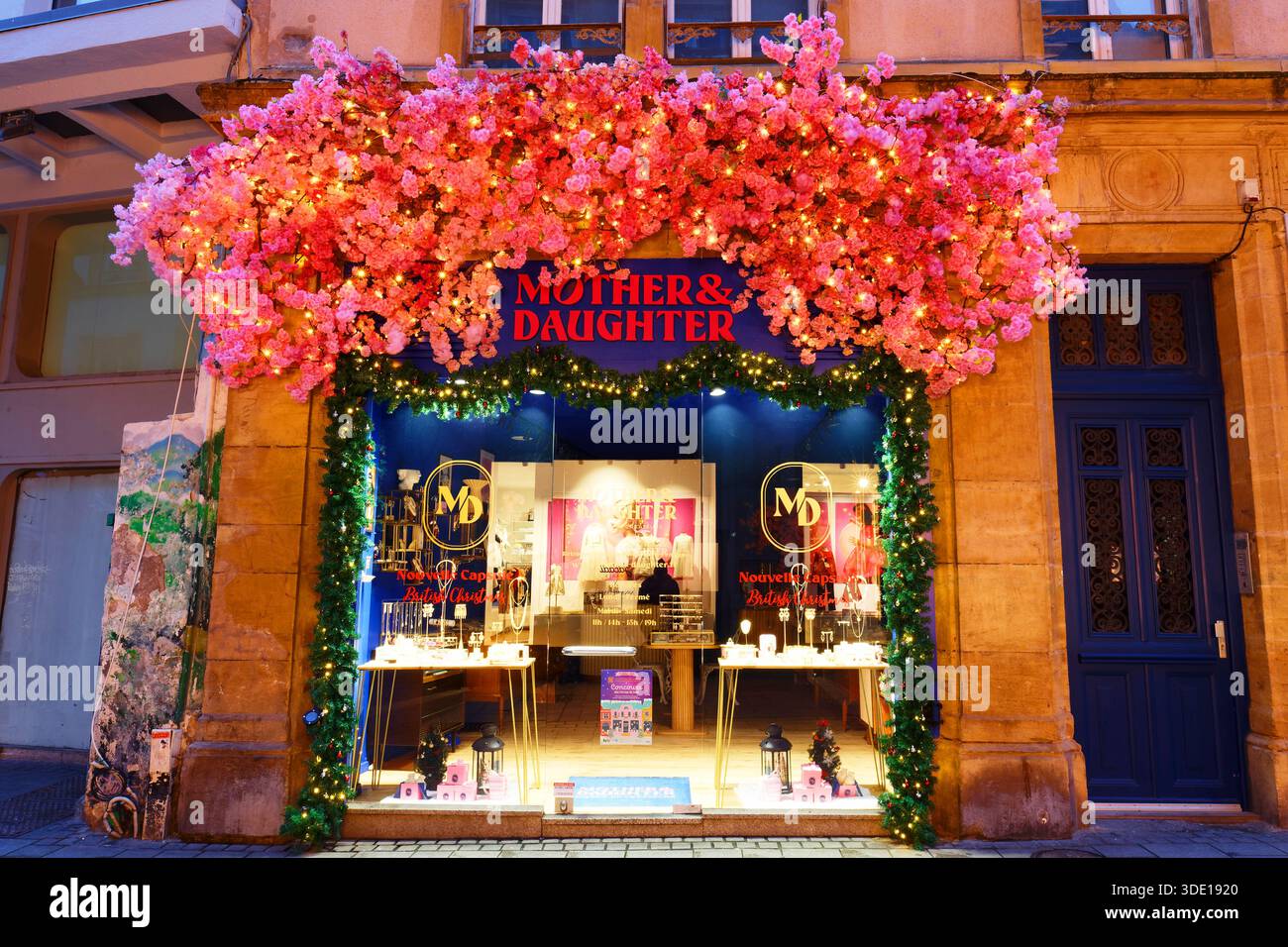 Metz, Francia - 22 dicembre 2025 : gioielleria madre figlia decorata per Natale 2025 . E' situato nel cuore del centro storico di Metz e. Foto Stock