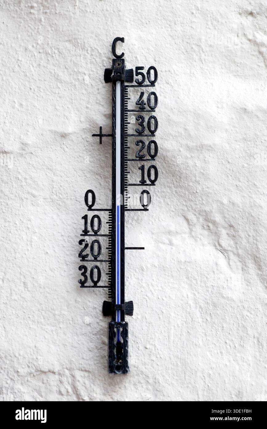 Termometro esterno a parete freddo invernale temperatura a zero 0 °C C 0 °C il 5 gennaio 2025 in Galles Regno Unito KATHY DEWITT Foto Stock