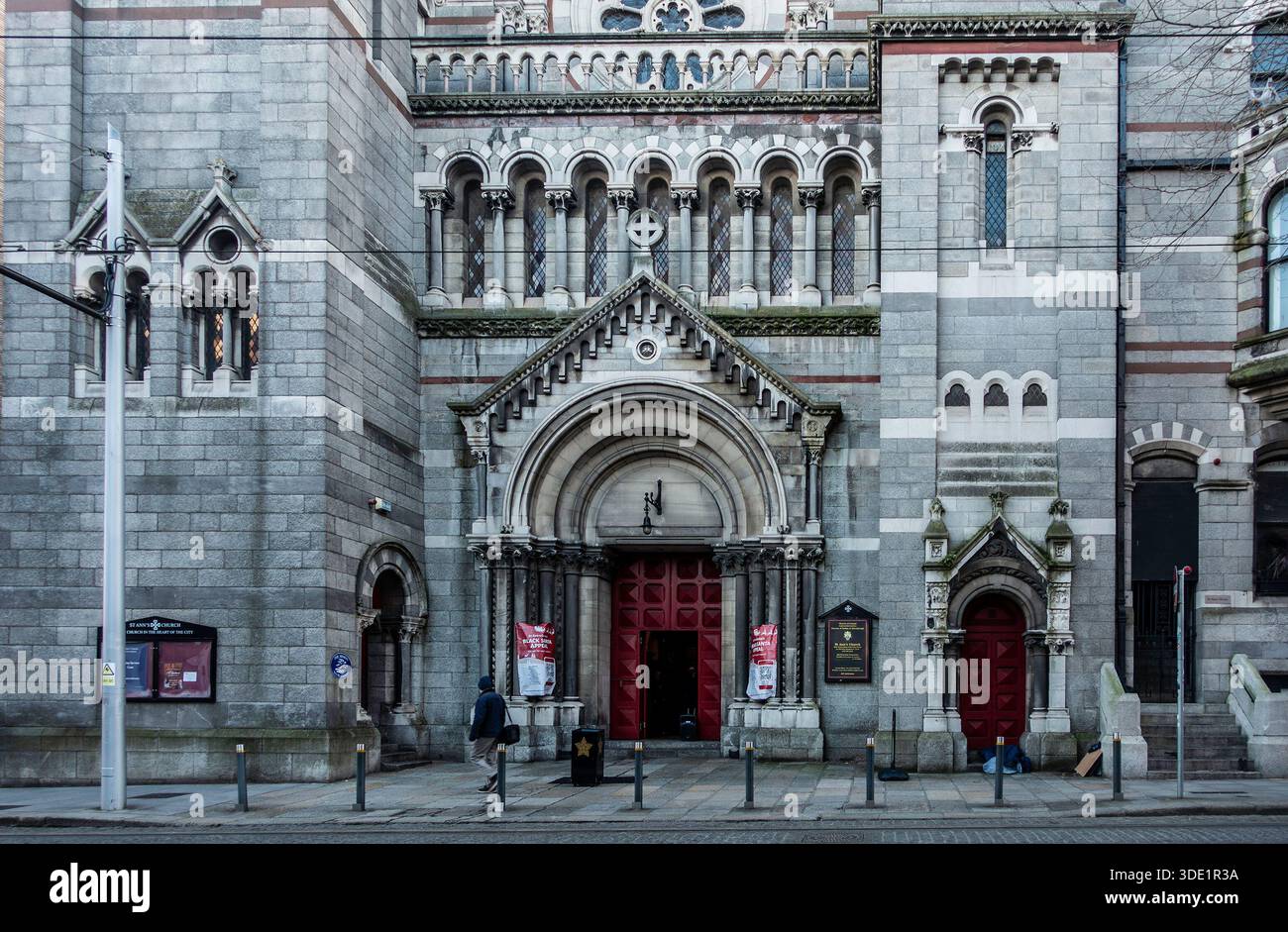 St. Ann's Church in Dawson Street, Dublino. Un edificio storico della Chiesa d'Irlanda caratterizzato da una facciata neo-romanica del XIX secolo e dalla famosa Black S Foto Stock