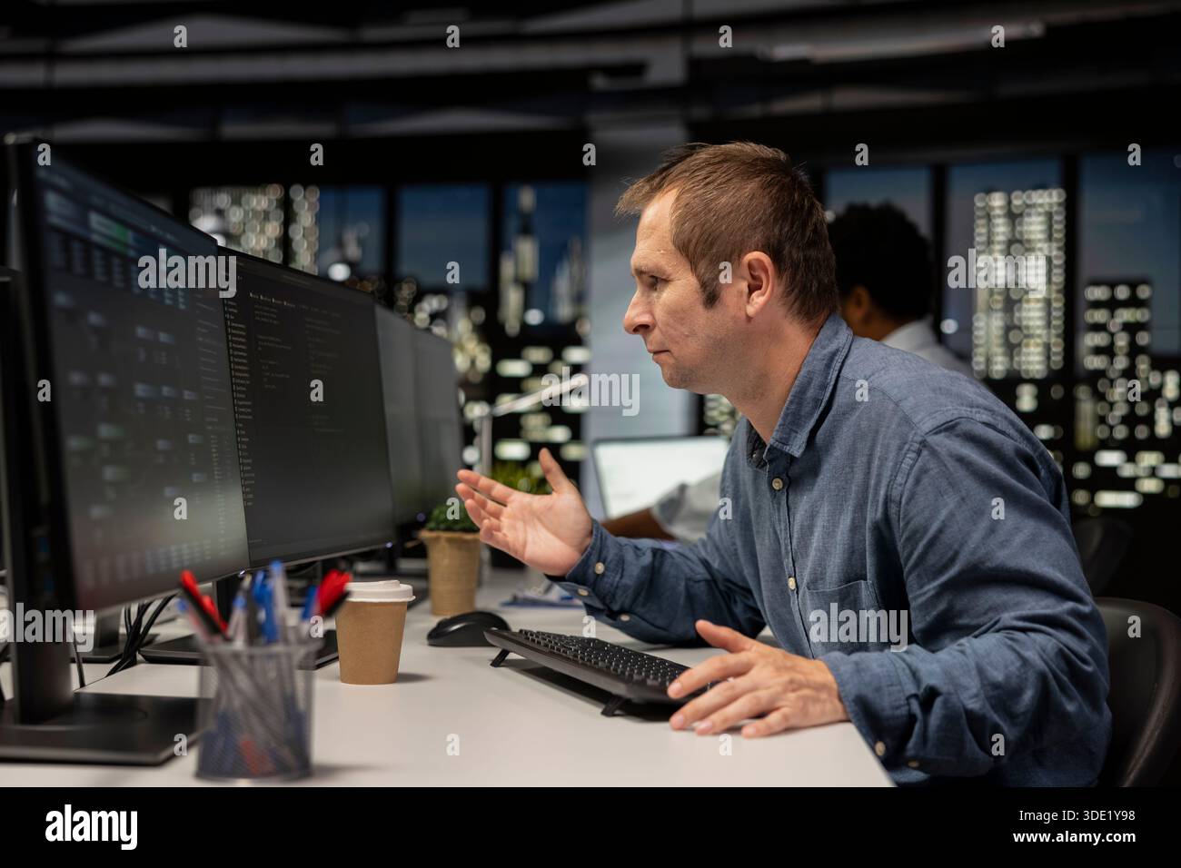 Amministratore di ufficio di avvio irascibile frustrato da modelli di apprendimento automatico malfunzionanti che migliorano l'automazione. Dipendente IT teso della Silicon Valley per il lavoro irritato dall'assistente ai rotto sul computer Foto Stock