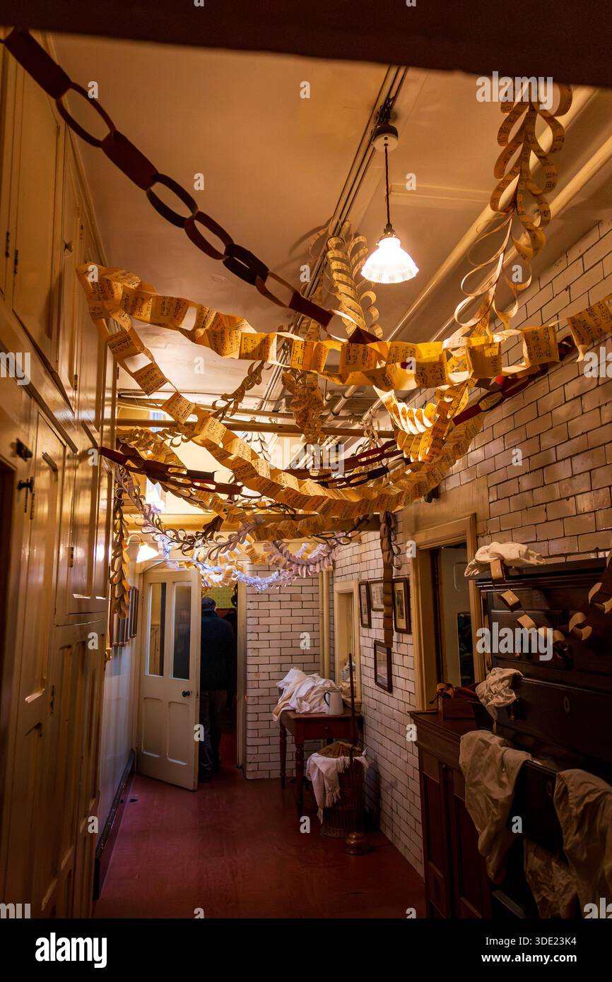 Decorazioni natalizie in stile vittoriano, catene di carta, cracker natalizi e feste. Foto Stock