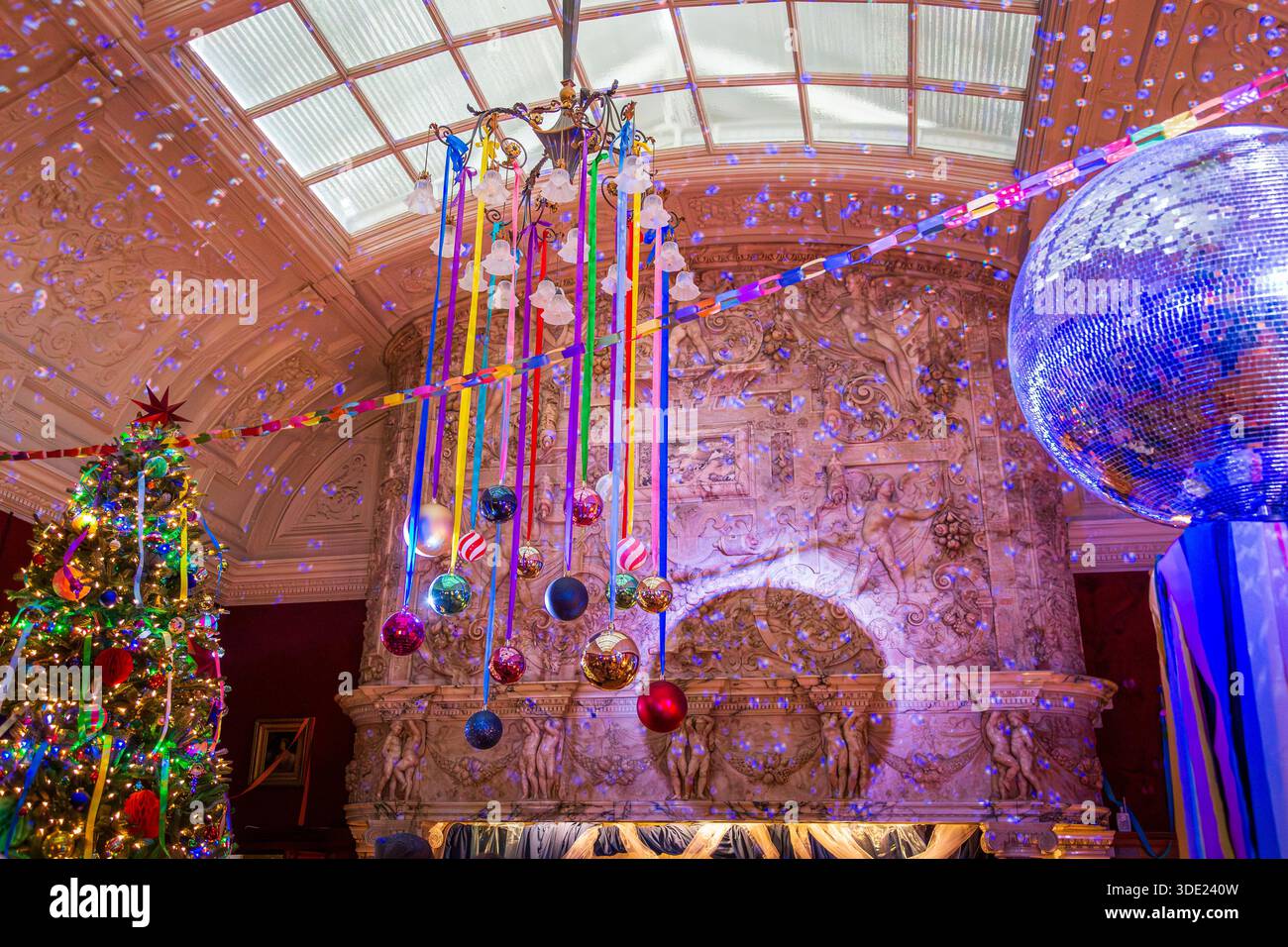 Decorazioni natalizie in stile vittoriano, catene di carta, cracker natalizi e feste. Foto Stock