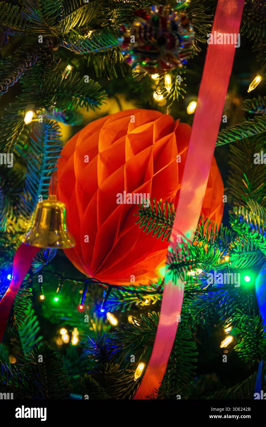 Decorazioni natalizie in stile vittoriano, catene di carta, cracker natalizi e feste. Foto Stock