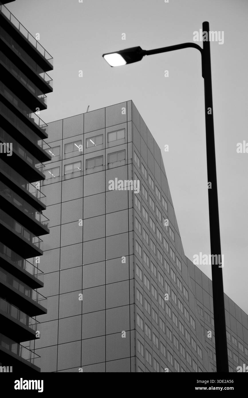 edifici moder a rotterdam con una lampada a lampione in nero e fotografia urbana Foto Stock