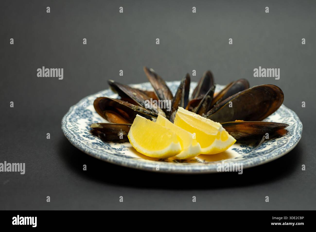 Cozze al vapore con piatto vintage al limone - antipasto di pesce, cucina mediterranea e ristorante Foto Stock