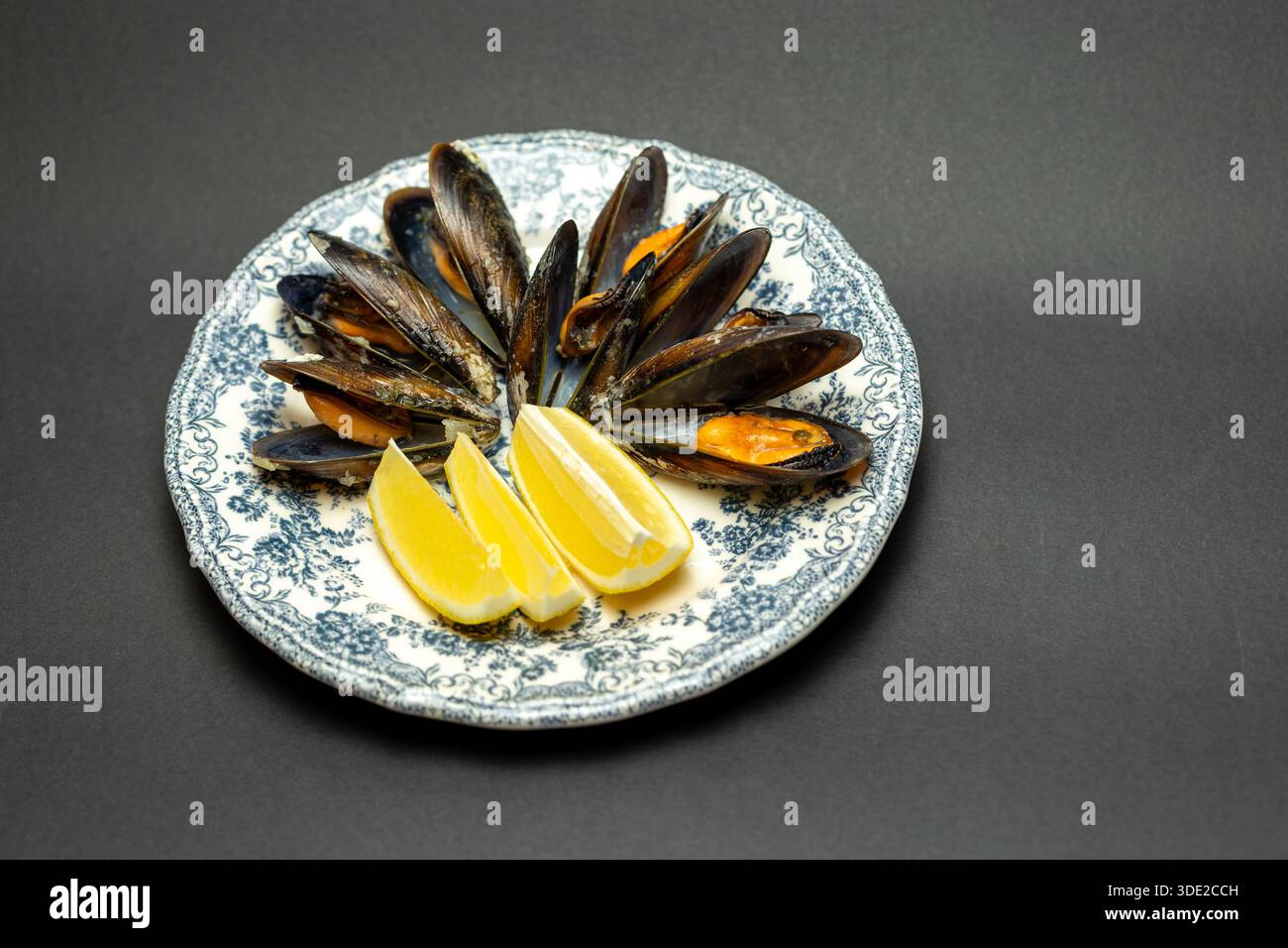 Cozze al vapore con piatto vintage al limone - antipasto di pesce, cucina mediterranea e ristorante Foto Stock
