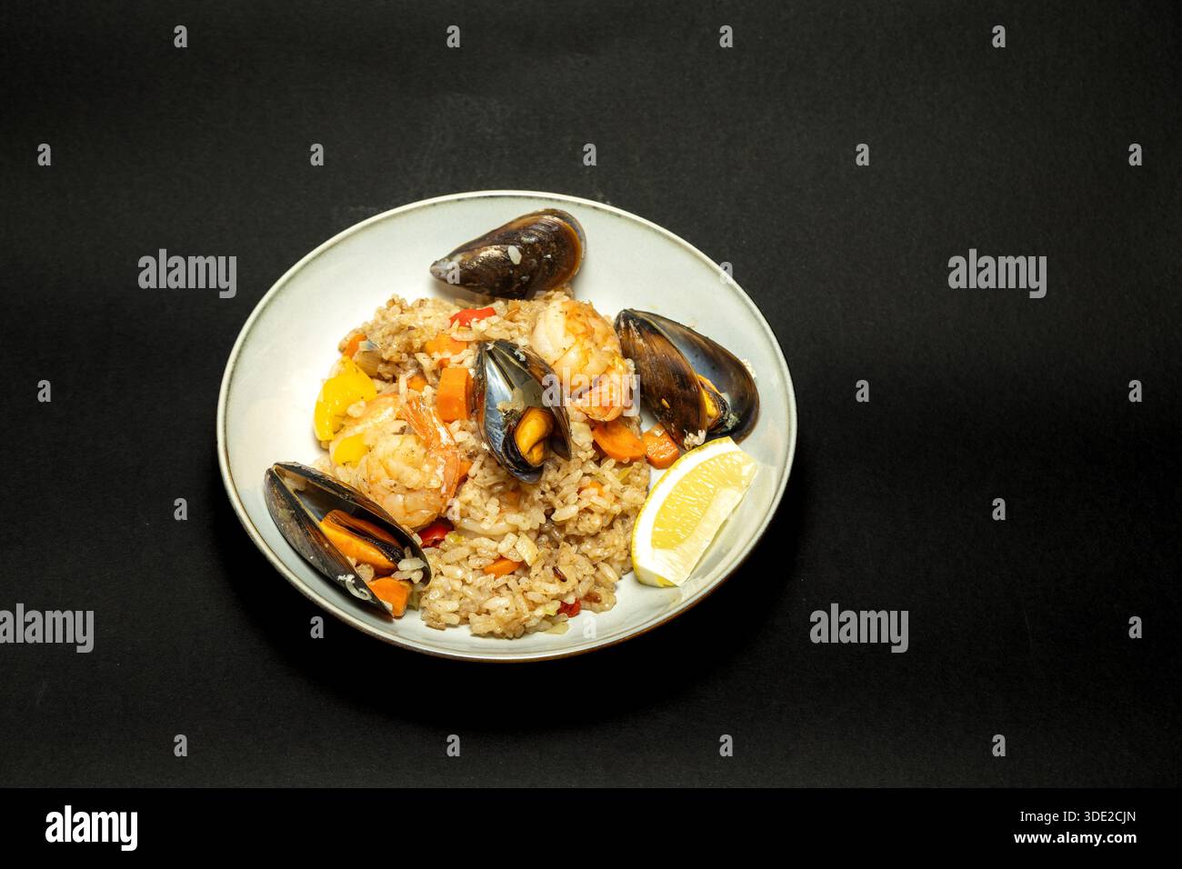 Cozze al vapore con piatto vintage al limone - antipasto di pesce, cucina mediterranea e ristorante Foto Stock