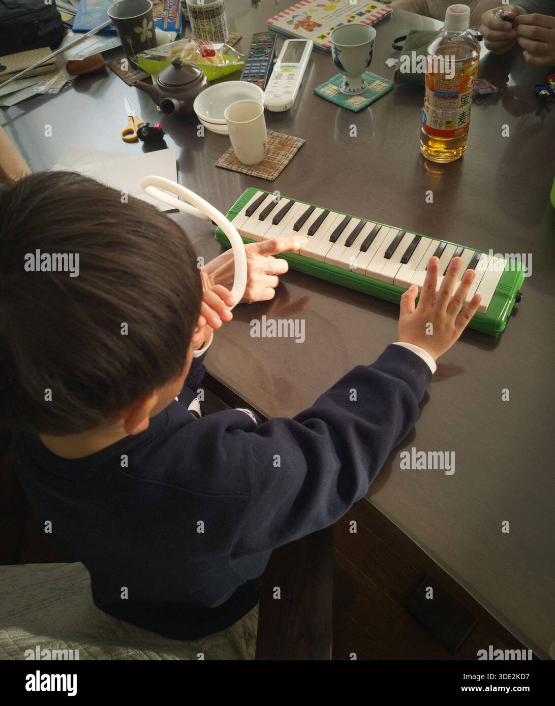 SAITAMA, GIAPPONE - 01 GENNAIO 2026: Bambino che pratica l'armonica a tastiera Pianica, un punto fermo dell'educazione musicale delle scuole elementari giapponesi. Foto Stock