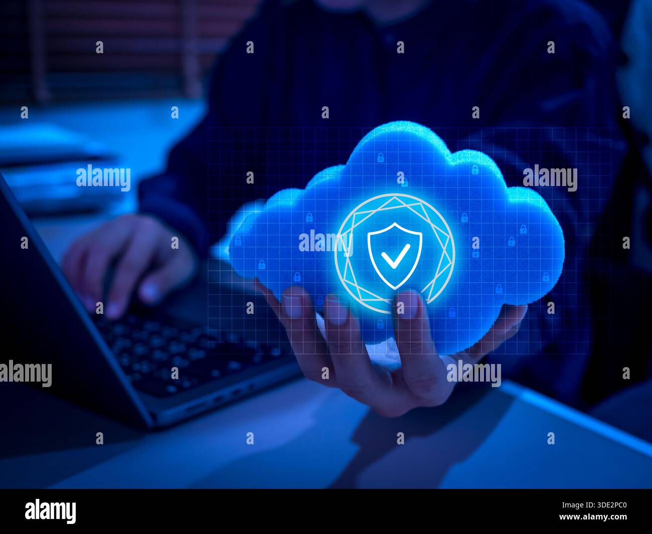 Concetto di background della tecnologia per la sicurezza del cloud che mostra una persona con un'icona del cloud digitale con il simbolo di uno scudo di sicurezza. Cyber Protection, data priva Foto Stock