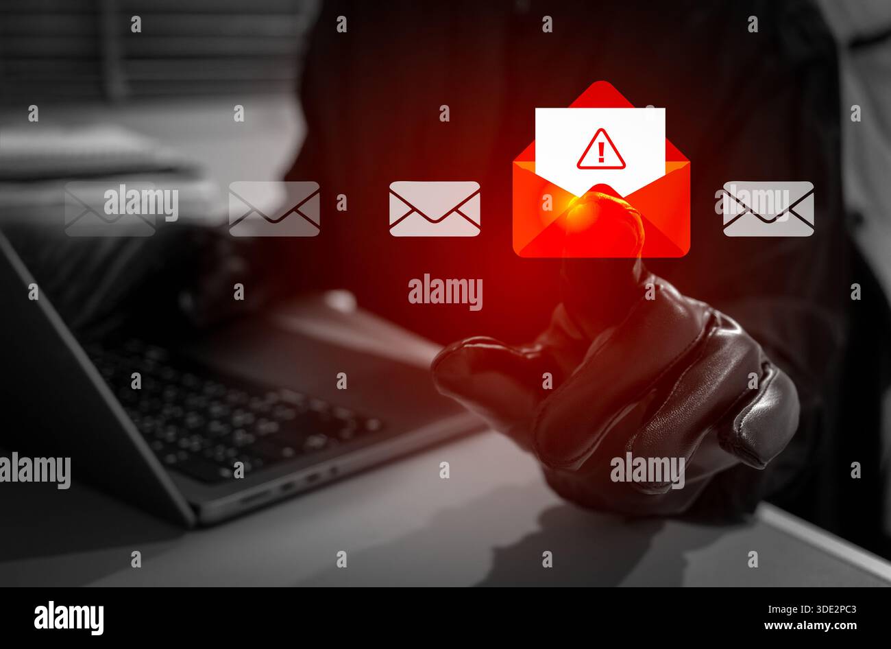 Un hacker o un truffatore anonimo che indossa guanti neri apre un'e-mail di avviso con busta rossa sul laptop. Attacchi di phishing, malware o virus. Concetto di criminalità informatica, Foto Stock
