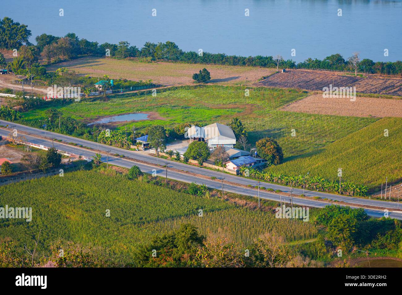 Paesaggio aereo delle fertili pianure e curve fluviali della valle del fiume Mekong e confini internazionali al Triangolo d'Oro a Chiang Saen, No Foto Stock