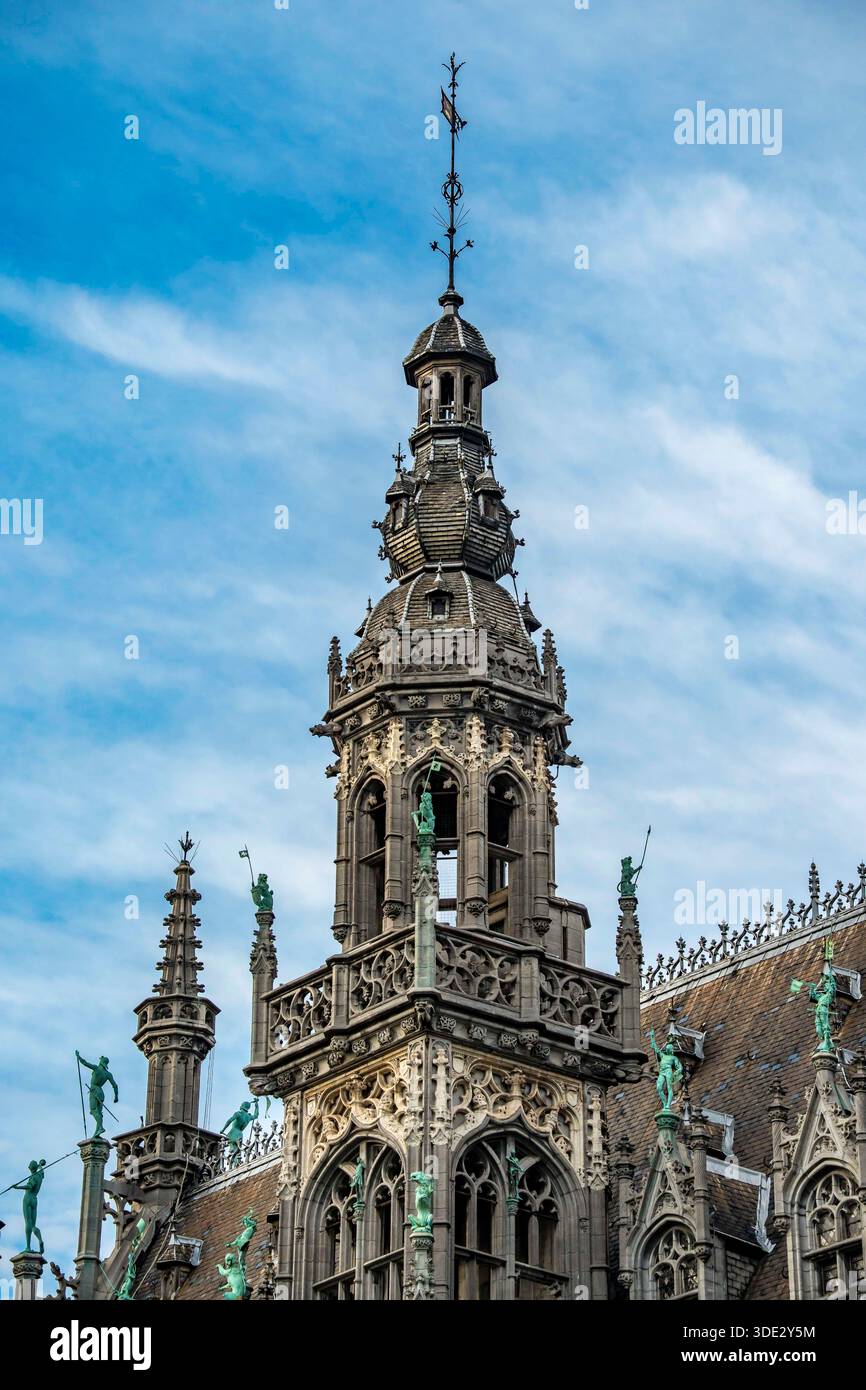 Un primo piano della guglia e delle statuette sul tetto sopra il Museo della città di Bruxelles e la Casa del Re nella Grand Place, Bruxelles, Belgio Foto Stock