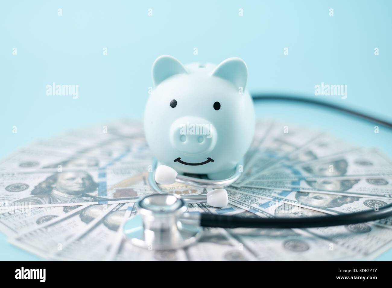 Il concetto di assistenza sanitaria completa include professionisti medici che utilizzano stetoscopi per diagnosticare le malattie, mentre l'assicurazione sanitaria assicura ai pazienti c Foto Stock