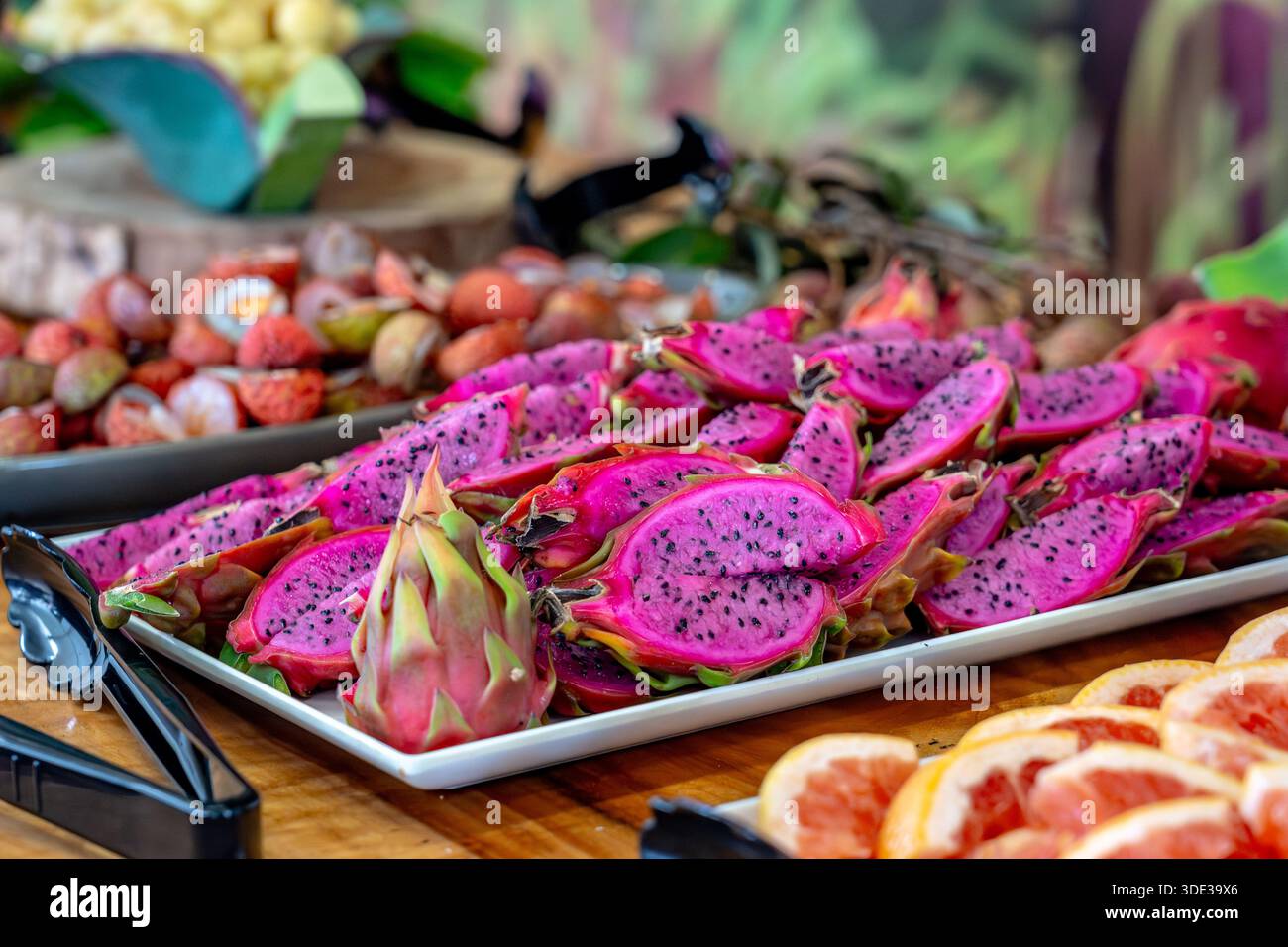 Frutta fresca matura tagliata su un piatto Foto Stock