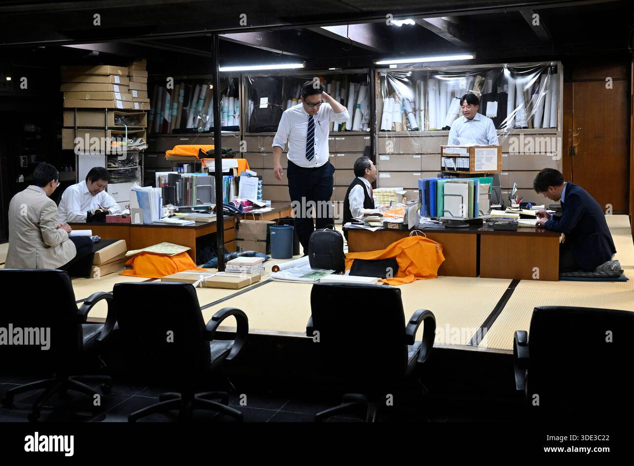 I giapponesi lavorano in ufficio, Kyoto, Giappone. Foto Stock