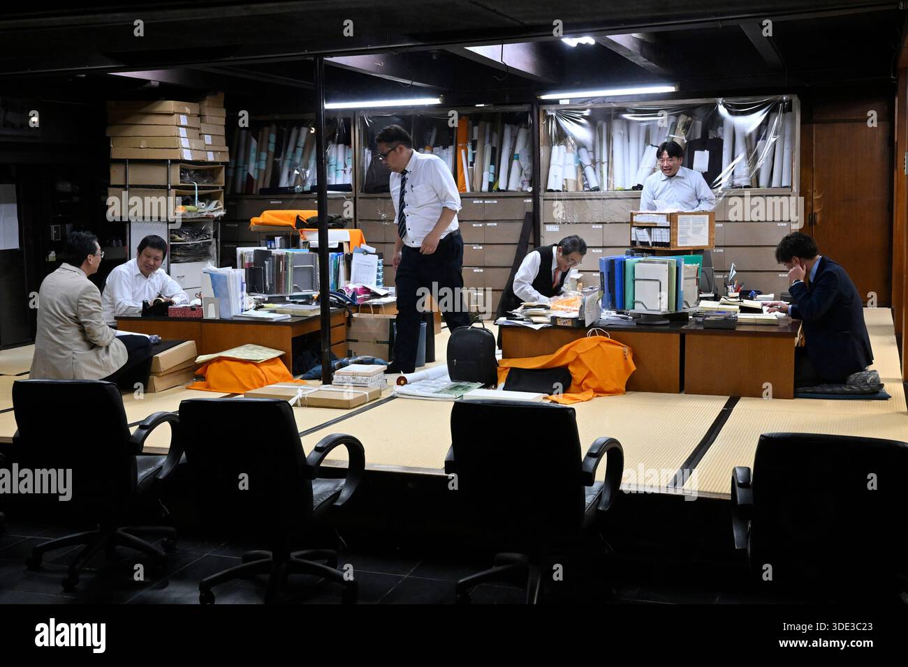 I giapponesi lavorano in ufficio, Kyoto, Giappone. Foto Stock
