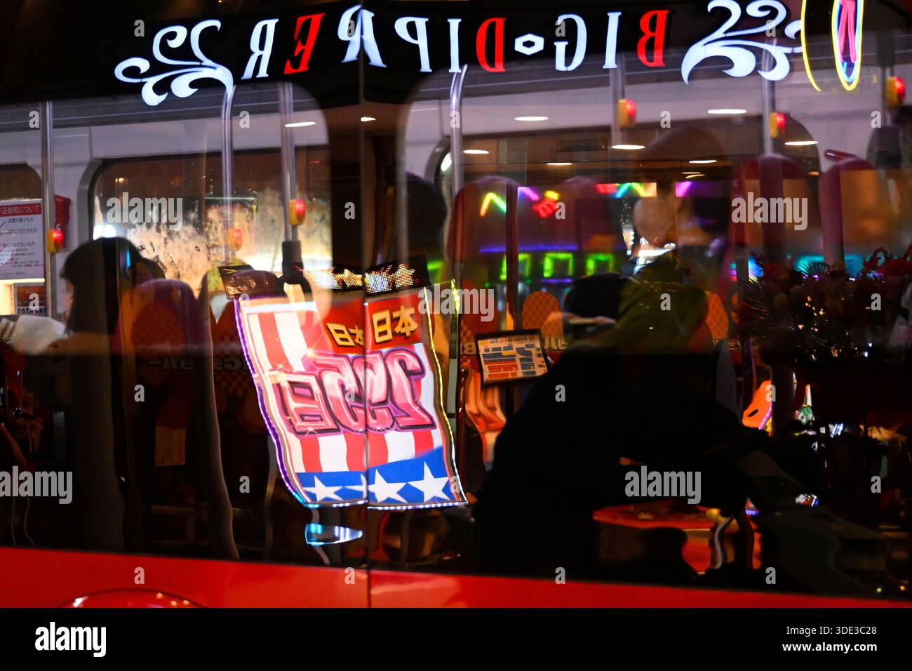 La luce della pubblicità si riflette sul parabrezza di un autobus a Kyoto, in Giappone. Foto Stock