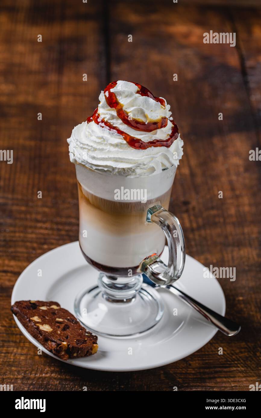 Latte aromatizzato con panna montata e sciroppo Foto Stock