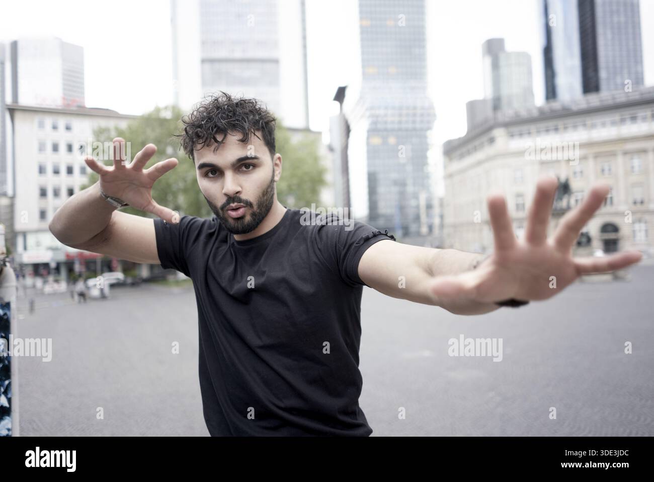 Uomo che tiene in mente la tensione con braccia allungate, giocosità, atteggiamento giocoso, inquadra la prospettiva soggettiva della direzione motivazionale con tensi Foto Stock