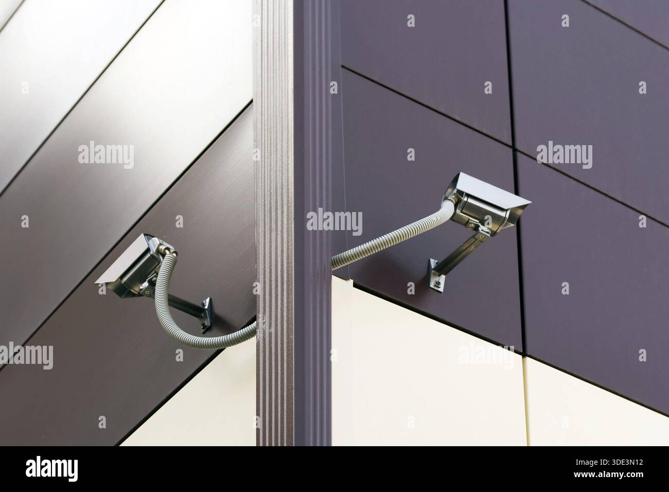Due telecamere di sicurezza CCTV in un angolo dell'edificio di uffici Foto Stock
