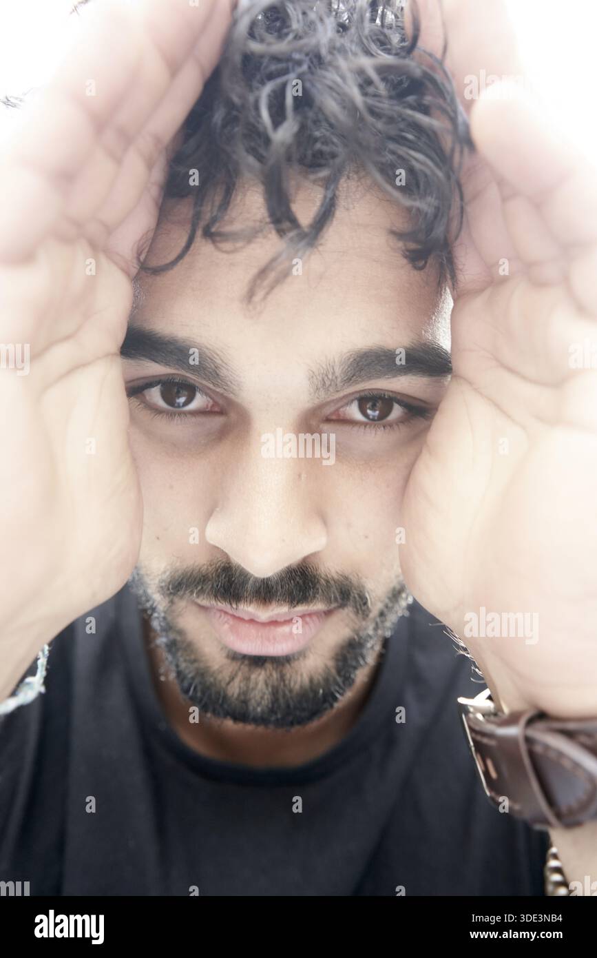 Uomo con le mani che inquadra la mente e la prospettiva soggettiva stretta, le mani che tengono la testa, il punto di vista, la mente e i pensieri pesanti, incorniciare, incorniciare, mano Foto Stock