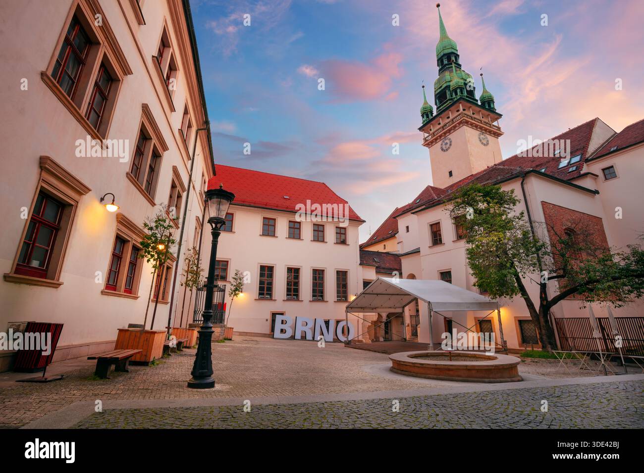 Brno, Repubblica Ceca. Immagine del paesaggio urbano della città vecchia di Brno, Repubblica Ceca all'alba estiva. Foto Stock
