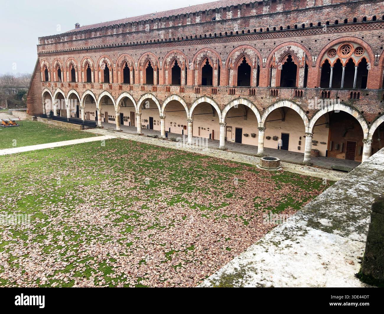 Italia, Lombardia, Pavia, Castello Visconti, cortile d'inverno Foto Stock