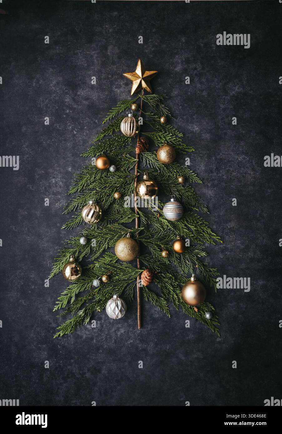 Vista dall'alto dell'albero di Natale realizzato con boughs di cedro su sfondo nero. Foto Stock
